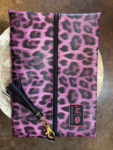 Load image into Gallery viewer, Medium MakeUp Junkie