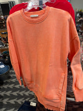 Load image into Gallery viewer, Makin Moves Pullover

