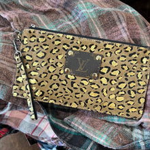 Load image into Gallery viewer, SL Cheetah Foil Wristlet
