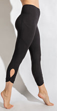 Load image into Gallery viewer, Butter Soft Capri Chintz Legging
