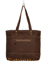Load image into Gallery viewer, Myra Clinch Leather Bag
