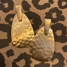 Load image into Gallery viewer, Hammered Steele Earring
